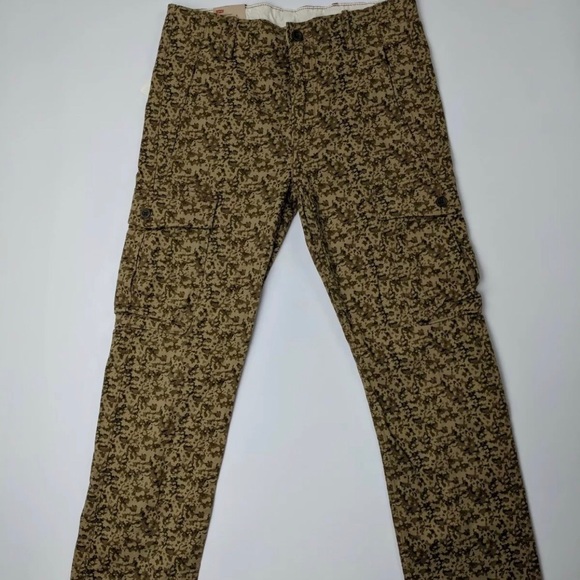 NWT Levi's Slim Straight Camo Cargo Pants 30x30 - Picture 3 of 7